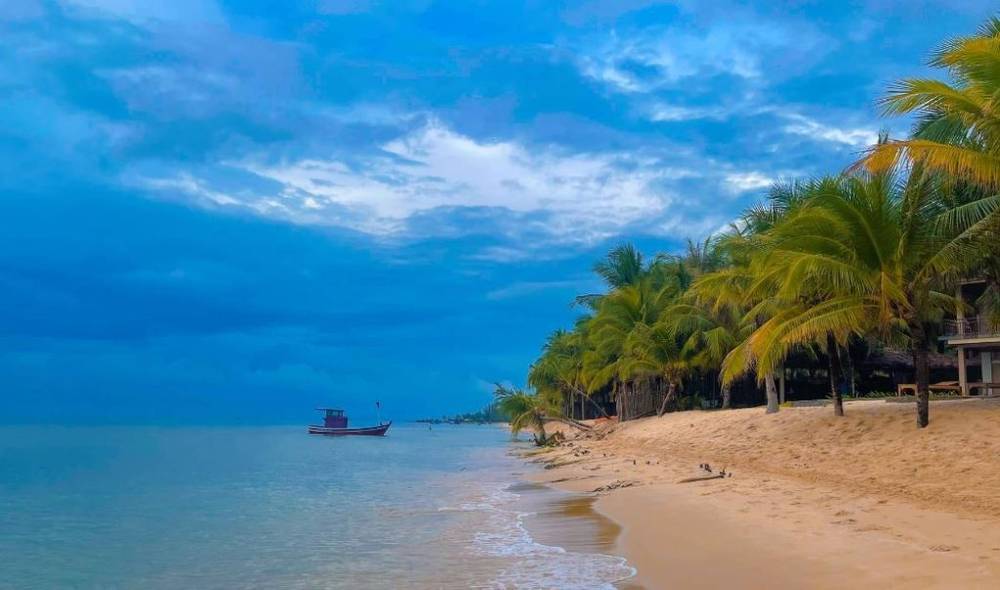 Bãi Trường trải rộng hình vòng cung, cát vàng óng ảnh cùng làn nước biển nhiều gam màu khác nhau | Cảnh đẹp Phú Quốc